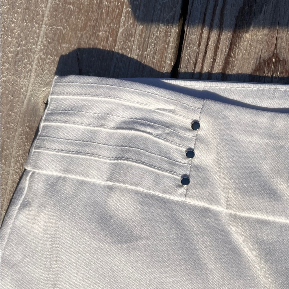 JM Collection White Capris - Picture 2 of 7